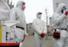 أطباء يتعاملون مع حالات مصابة بفيروس كورونا