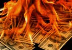 موظف يحرق "مليون درهم" والسبب "غريب"!