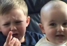 الطفلان تشارلي و شقيقه هاري