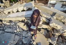 طفلة تقرأ القرآن فوق أنقاض بيتها