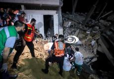 رجال من الدفاع المدني يقومون بانتشال مصابين من بناء تم قصفه في غزة