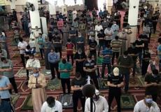 فلسطينيون يؤدون صلاة عيد الفطر في أحد مساجد فلسطين - غزة