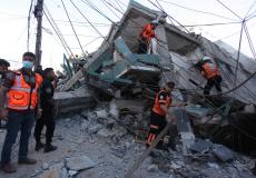 طواقم الدفاع المدني تعاين منزل تعرض للقصف الاسرائلي في غزة