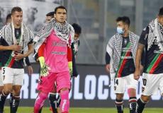 فريق بالستينو التشيلي يرتدي الكوفية الفلسطينية