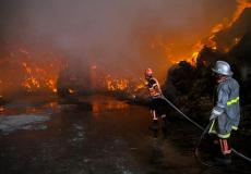 الدفاع المدني في اخماد حرق الاعلاف ببيت حانون