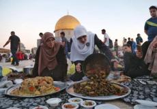 وجبات الافطار للصائمين في ساحة المسجد الاقصى