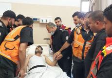 طاقم الدفاع المدني خلال زيارة جرحى العدوان