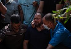 بكاء على أحد شهداء مدينة غزة