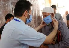 فلسطيني يرتدي كمامة تخوفا من فيروس كورونا في غزة