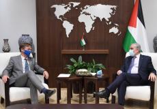 محمد اشتية خلال لقائه ممثل الاتحاد الأوروبي في فلسطين