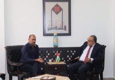 أبو سيف خلال لقائه بممثلين عن مؤسسة جفرا للانتاج الموسيقي