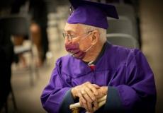 المسن الأميركي بيل غوسيت  لدى تخريجيه