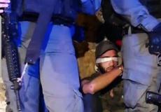 قوات الاحتلال خلال اعتقالها أحد الشبان في حي الشيخ جراح