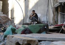 فتى يقف على انقاض منزل مدمر في مجزرة الشاطئ غرب غزة