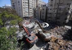 محاولات اخراج ضحايا ومصابين تحت المنازل المدمرة في شارع الوحدة وسط غزة