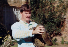 صورة تجمع بين الأفعى أناكوندا "أندي" وصديقها  النيوزلندي بول