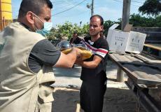 العمل الزراعي يوزع أسمدة عضوية على مزارعي العنب والخضار في قطاع غزة