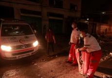 ضباط اسعاف من الهلال الأحمر الفلسطيني يتفقدون مكان قصف اسرائيلي في غزة