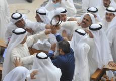 تشابك بالأيدي خلال جلسة أعضاء النواب في مجلس الأمة الكويتي
