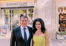 رانيا يوسف مع رئيس نادي برشلونة