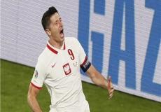 الكرة تعاند وترفض الدخول الى مرمى السويد - يورو 2020