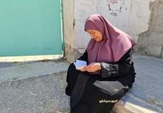 أم تنتظر ابنتها يومياً أمام قاعة الامتحانات وتقرأ القرآن لأجلها - توجيهي 2021