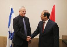 عباس كامل (يمين) ووزير الأمن الإسرائيلي بيني غانتس