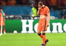 مدافع هولندا يبكي أمام أوكرانيا بعد سقوط زميله إريكسن