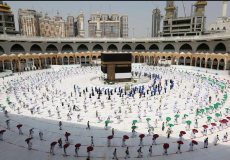 اداء مناسك العمرة في مكة في ظل تفشي فيروس كورونا