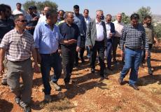 وزير الحكم المحلي مجدي الصالح خلال زيارته محيط جبل صبيح