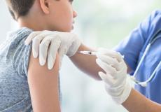 تطعيم طفل بلقاح كورونا