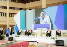فيصل بن عبدالعزيز خلال حفل تخريج عدد من طلبة جامعة القصيم.jpg