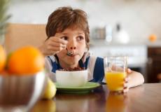 طفل يتناول الطعام - تعبيرية