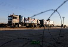 شاحنة تحمل ملابس على معبر كرم أبو سالم جنوب قطاع غزة