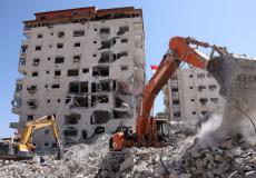حفارات مصرية تزيل الأنقاض يوم الأربعاء في مدينة غزة