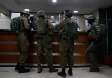 الجيش الاسرائيلي في أحد محلات الصرافة بالضفة الغربية