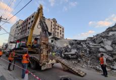 آليات مصرية تعمل على إزالة ركام المنازل المهدمة في غزة