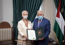 الرئيس عباس يمنح القنصل البلجيكي وسام نجمة القدس