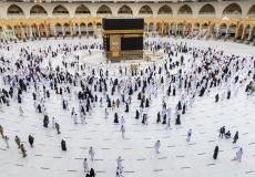 حجاج بيت الله يطوفون حول الكعبة