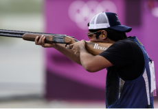 اللاعب الكويتي عبد الرحمن الفيحان أثناء منافسات الرماية في الالعاب الأولمبية طوكيو 2020