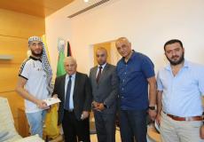 القدس المفتوحة تسلم الأسير الغضنفر أبو عطوان منحة دراسية