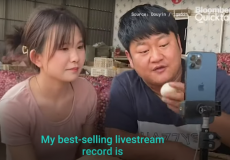 صورة لمزارع صيني وهو يقوم بتسويق منتجاته عبر تطبيق "تيك توك"