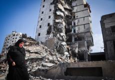 فلسطينية تمر قرب مبنى المجمع الايطالي في غزة