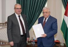 الرئيس عباس يتسلم التقرير السنوي لسلطة النقد