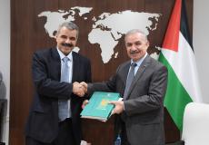 اشتية يتسلم التقرير السنوي لديوان الرقابة المالية والإدارية للعام 2020