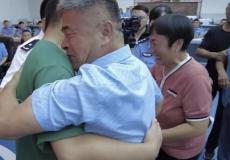 لحظات مؤثرة لصيني يلتقي ابنه المختطف بعد 24 عاماً من فقدانه