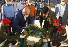 محافظ جنين يضع اكليل زهور باسم الرئيس عباس على صرح الشهيد