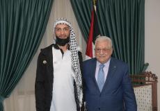 الرئيس عباس يستقبل الأسير المحرر أبو عطوان