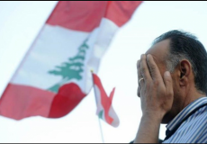 صورة أرشيفية لمتظاهر لبناني يحتج على الحكومة بسبب أزمات لبنان المتلاحقة