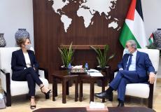 رئيس الوزراء الفلسطيني يستقبل رئيسة بعثة الصليب الأحمر